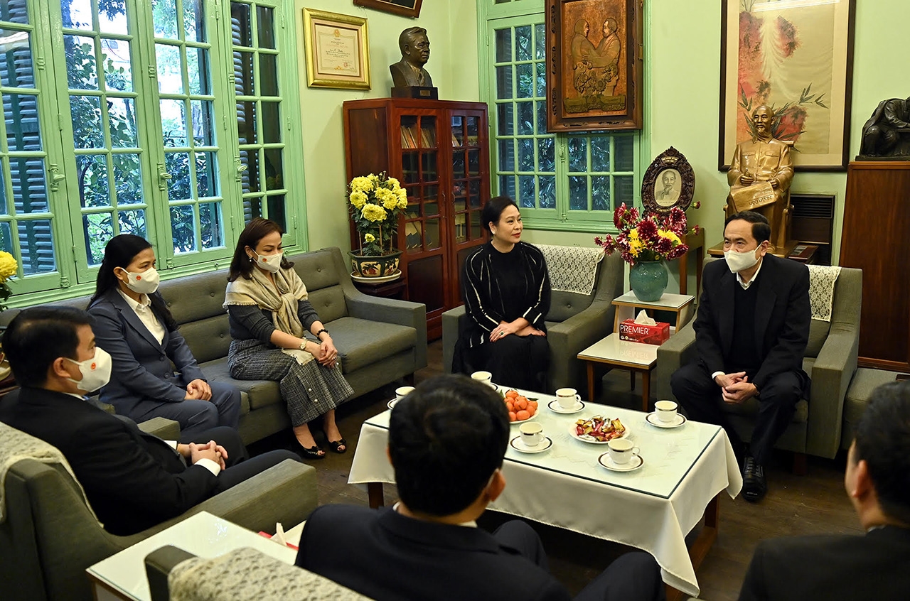 Phó Chủ tịch Thường trực Quốc hội Trần Thanh Mẫn cùng đoàn công tác thăm hỏi, chúc Tết gia đình Tổng Bí thư Lê Duẩn