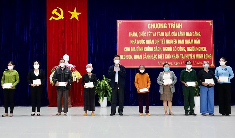 Đồng chí Võ Văn Thưởng tặng quà Tết cho gia đình chính sách, hộ nghèo ở huyện miền núi Minh Long