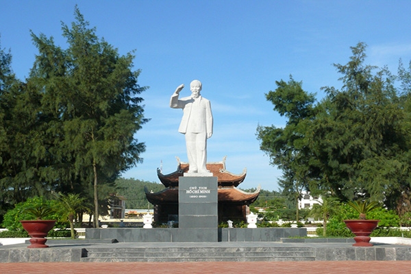 Tượng đài Bác Hồ trong khuôn viên Khu lưu niệm Chủ tịch Hồ Chí Minh trên đảo Cô Tô, huyện Cô Tô, tỉnh Quảng Ninh.
