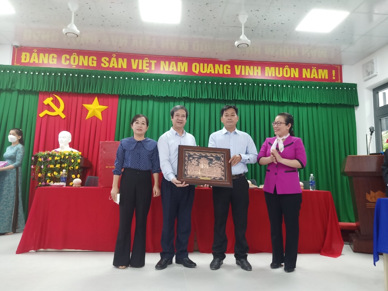 Bộ trưởng Bộ Giáo dục và Đà tạo Nguyễn Kim Sơn tặng quà lưu niệm cho Trường THCS Châu Hòa