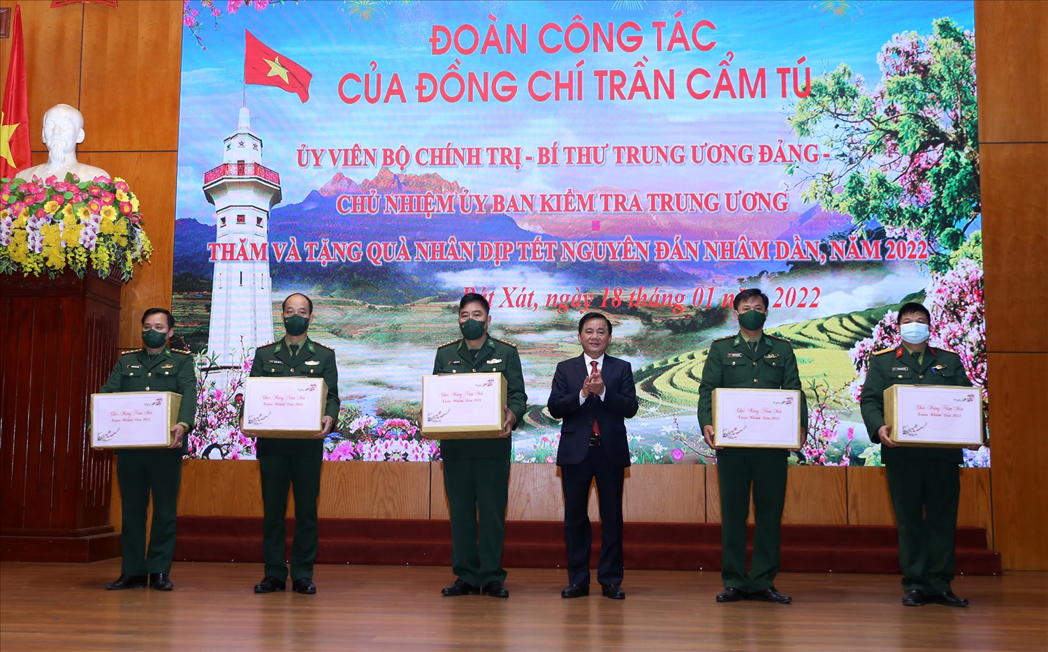 Đồng chí Trần Cẩm Tú tặng quà Tết cho lực lượng vũ trang và Nhân dân trên địa bàn huyện Bát Xát