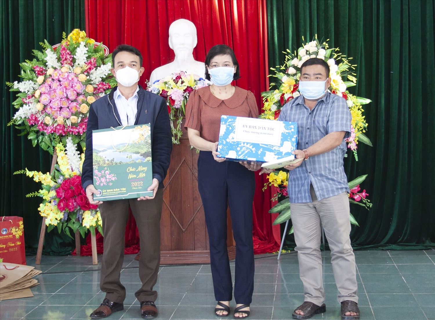 Bà Phạm Thị Phước An - Phó Vụ trưởng Vụ Địa phương II tặng quà Tết cho xã Vĩnh Hòa