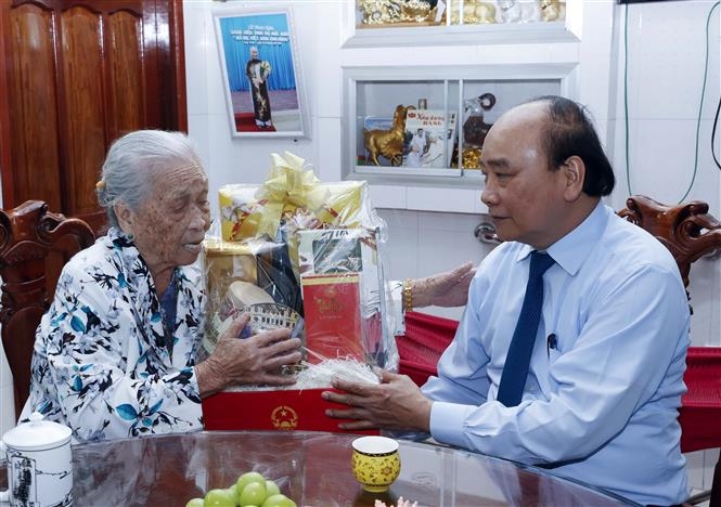 Chủ tịch nước Nguyễn Xuân Phúc thăm, tặng quà, chúc Tết Mẹ Việt Nam anh hùng Lê Thị Tải, 95 tuổi, có chồng và con là Liệt sĩ. Ảnh: TTXVN