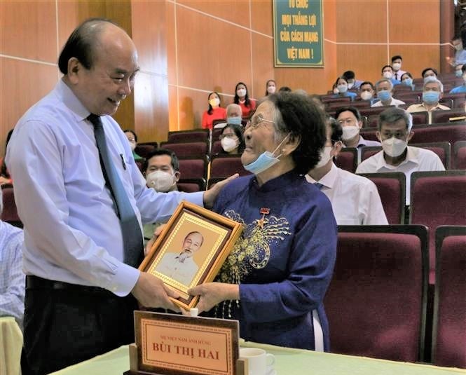Chủ tịch nước Nguyễn Xuân Phúc trao quà Tết cho mẹ Việt Nam Anh hùng Bùi Thị Hai. Ảnh: Công Mạo/TTXVN