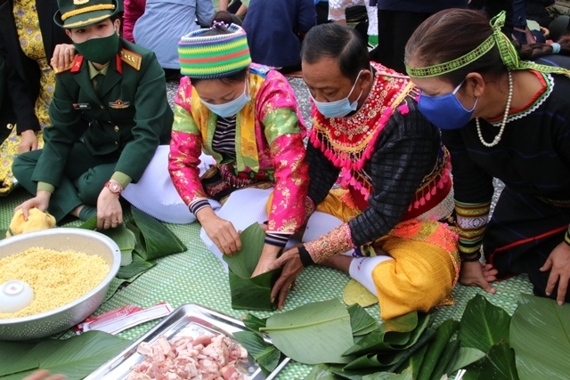 Chương trình “Gói bánh chưng xanh cùng người nghèo ăn Tết” là hoạt động thường niên mỗi dịp Tết đến Xuân về tại Làng Văn hóa - Du lịch các dân tộc Việt Nam