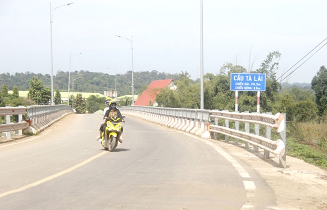 Người dân xã Tà Lài đi lại trên cây cầu mới kiên cố và an toàn sau nhiều năm được đưa vào sử dụng, thay thế bằng các chuyến phà cũ kỹ 