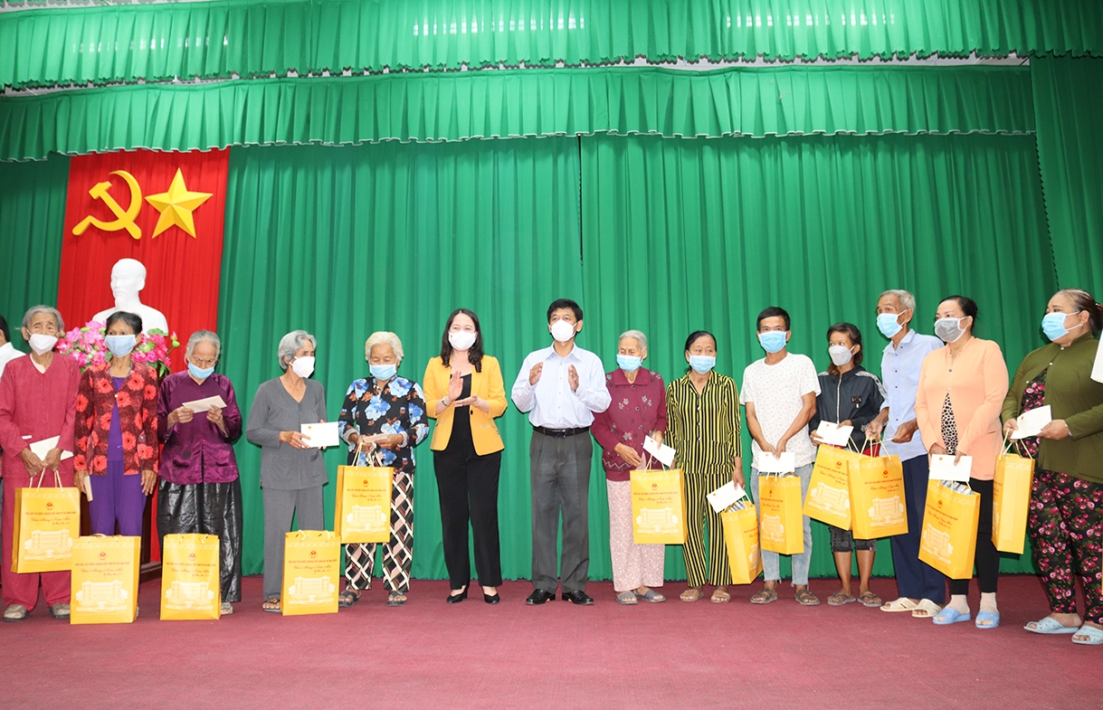 Phó Chủ tịch nước Võ Thị Ánh Xuân trao quà cho người nghèo, gia đình chính sách ở huyện Mỹ Tú