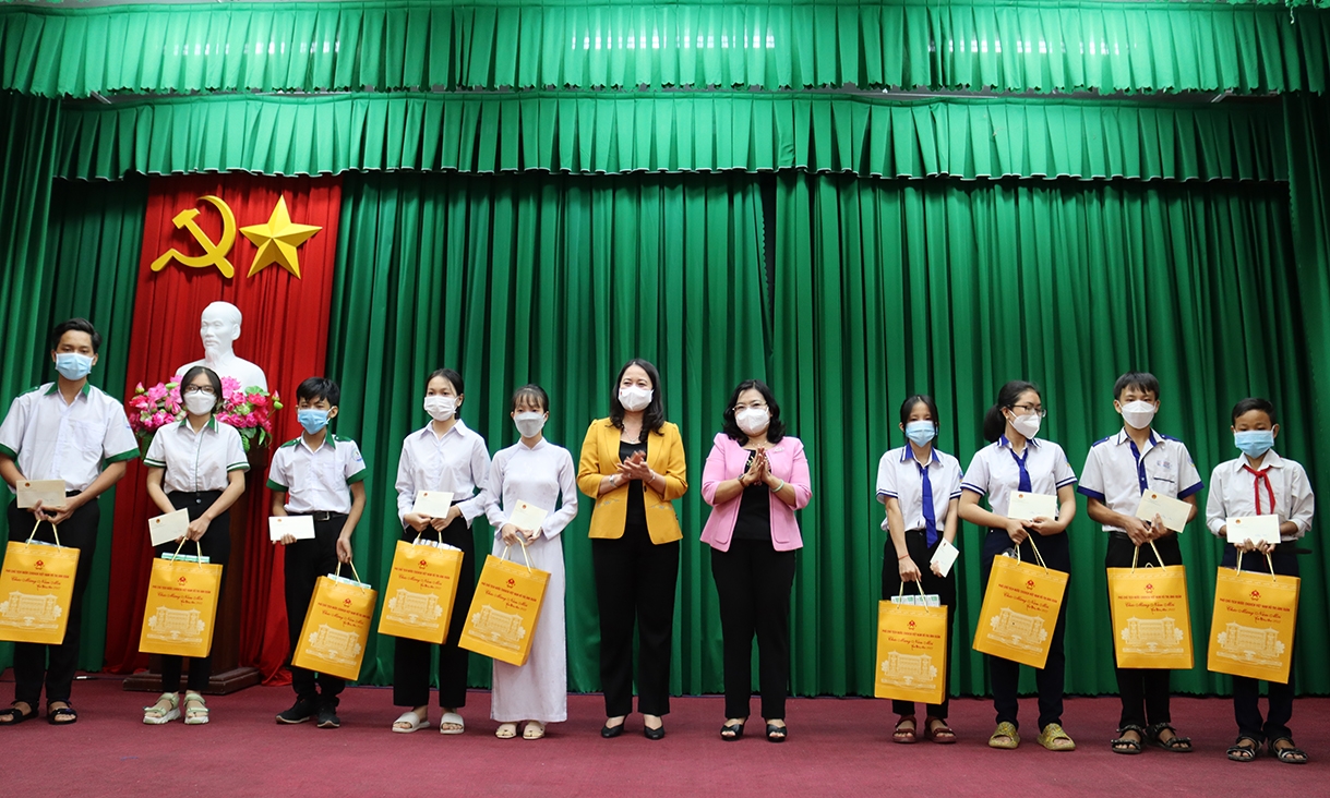 Phó Chủ tịch nước Võ Thị Ánh Xuân trao quà cho học sinh có hoàn cảnh khó khăn học giỏi