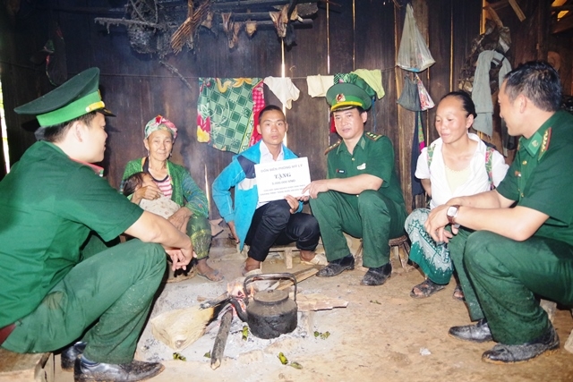 BĐBP Nghệ An trao quà cho học sinh nghèo học giỏi người Lào.