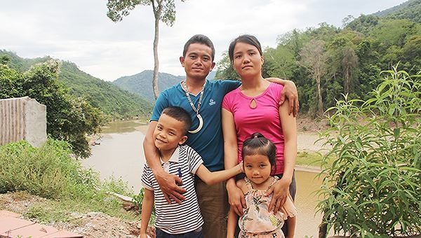 Vợ chồng Kha Văn U (người Việt Nam) và Lô Thị Ly (Người Lào) cùng những đứa con mang hai dòng máu Việt-Lào