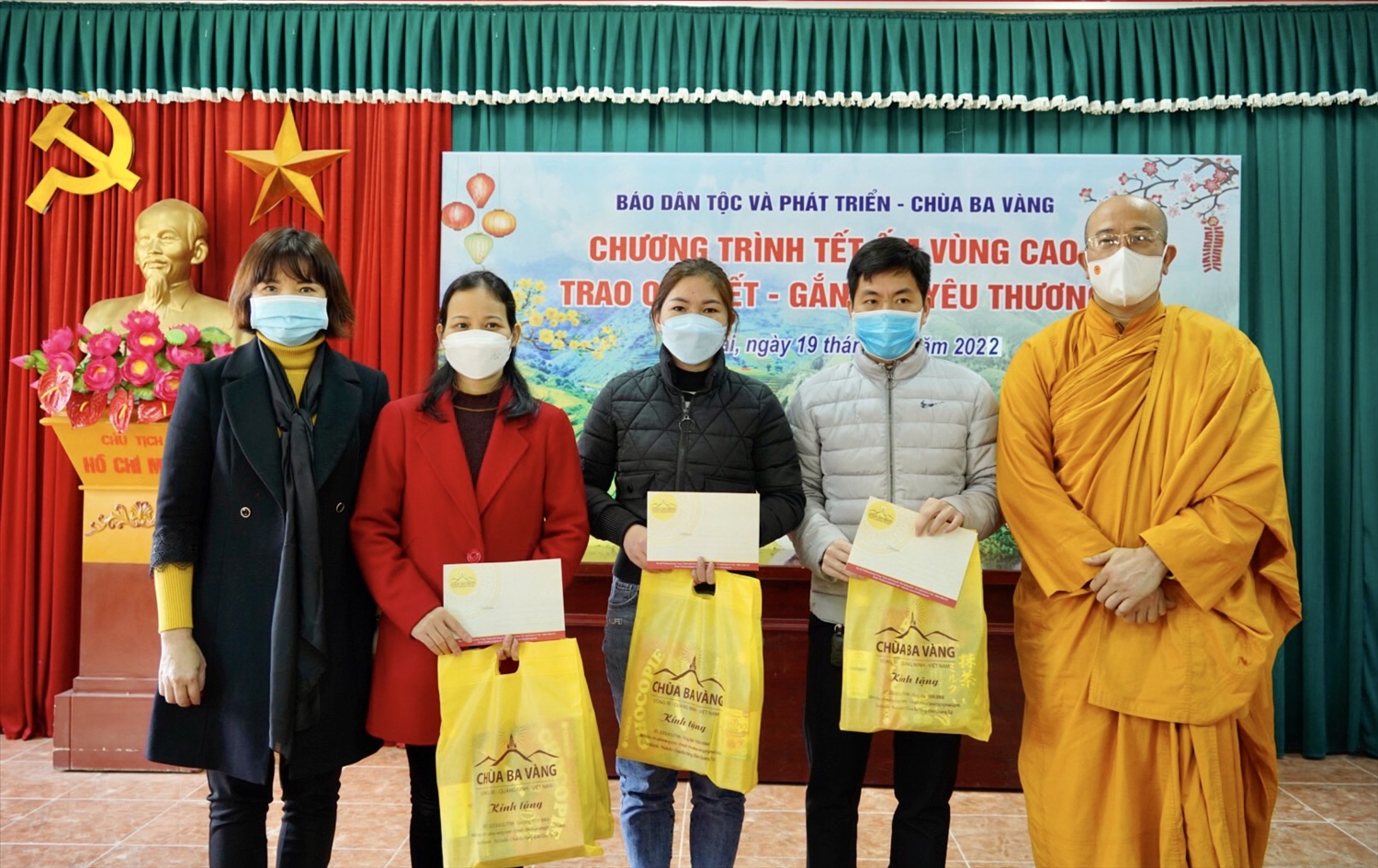  (Tin) Báo Dân tộc và Phát triển phối hợp với Chùa Ba Vàng tổ chức Chương trình "Trao quà Tết gắn kết yêu thương" tại tỉnh Thái Nguyên 5