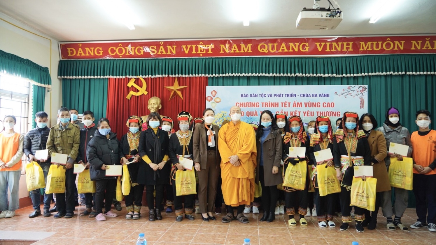 Ban tổ chức Chương trình tặng quà Tết cho các hộ gia đình khó khăn tại tỉnh Thái Nguyên