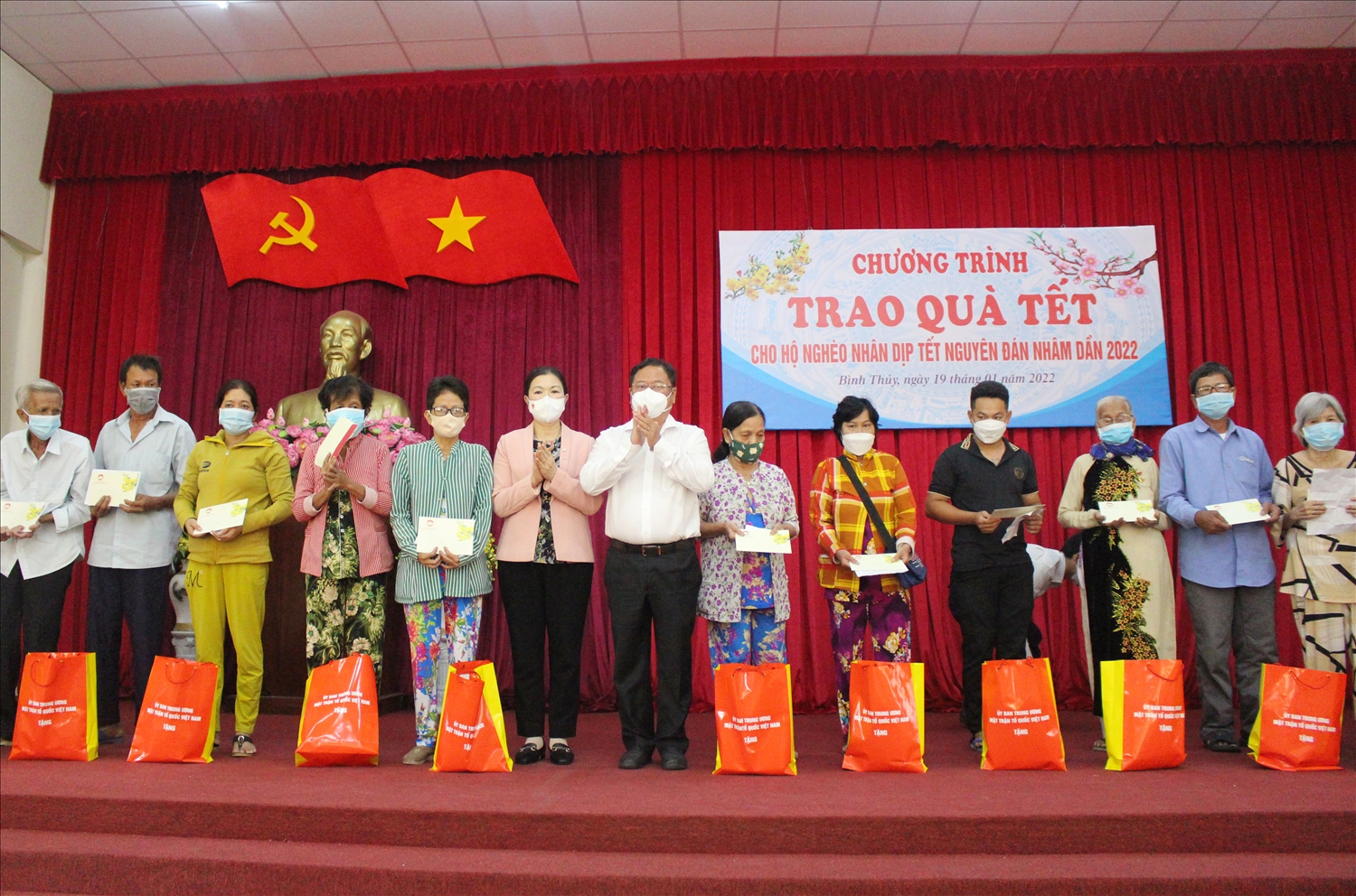 Phó Chủ tịch Ủy ban Trung ương MTTQ Việt Nam Trương Thị Ngọc Ánh trao quà cho hộ nghèo trên địa bàn quận Bình Thủy