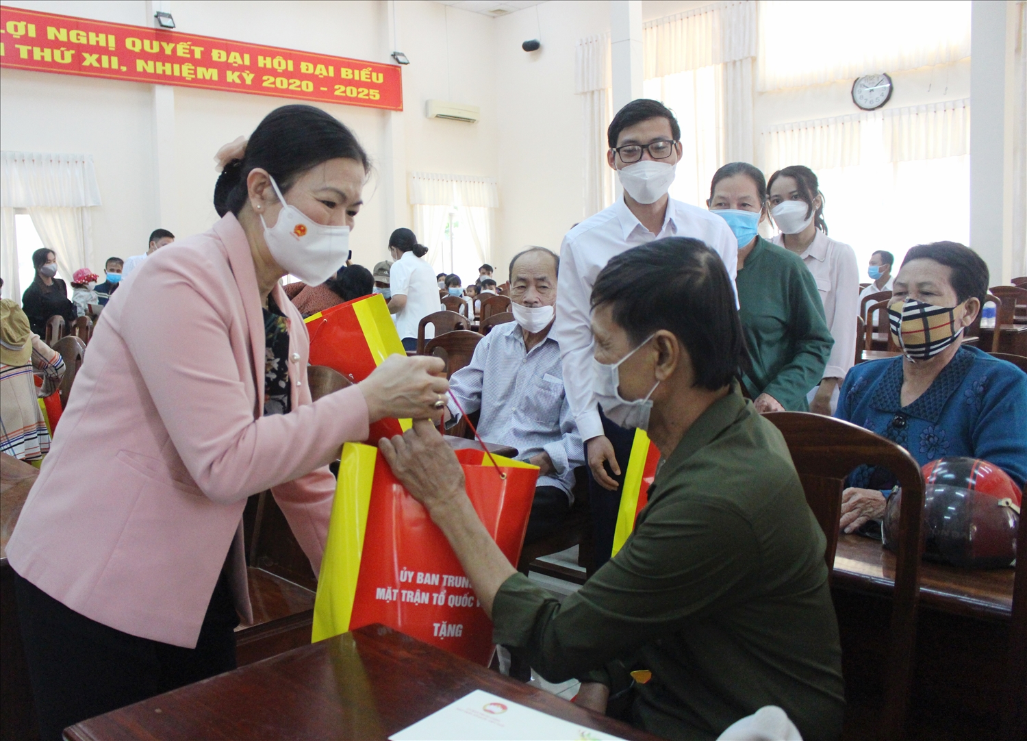 Tại buổi gặp gỡ Phó Chủ tịch Ủy ban Trung ương MTTQ Việt Nam đã ân cần thăm hỏi, động viên các gia đình