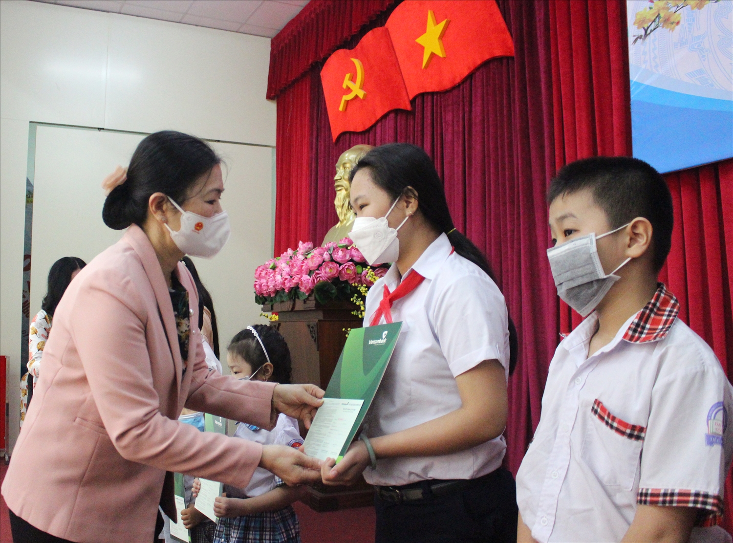 Bà Trương Thị Ngọc Ánh Phó Chủ tịch Ủy ban Trung ương MTTQ Việt Nam trao Sổ tiết kiệm cho các em mồ côi