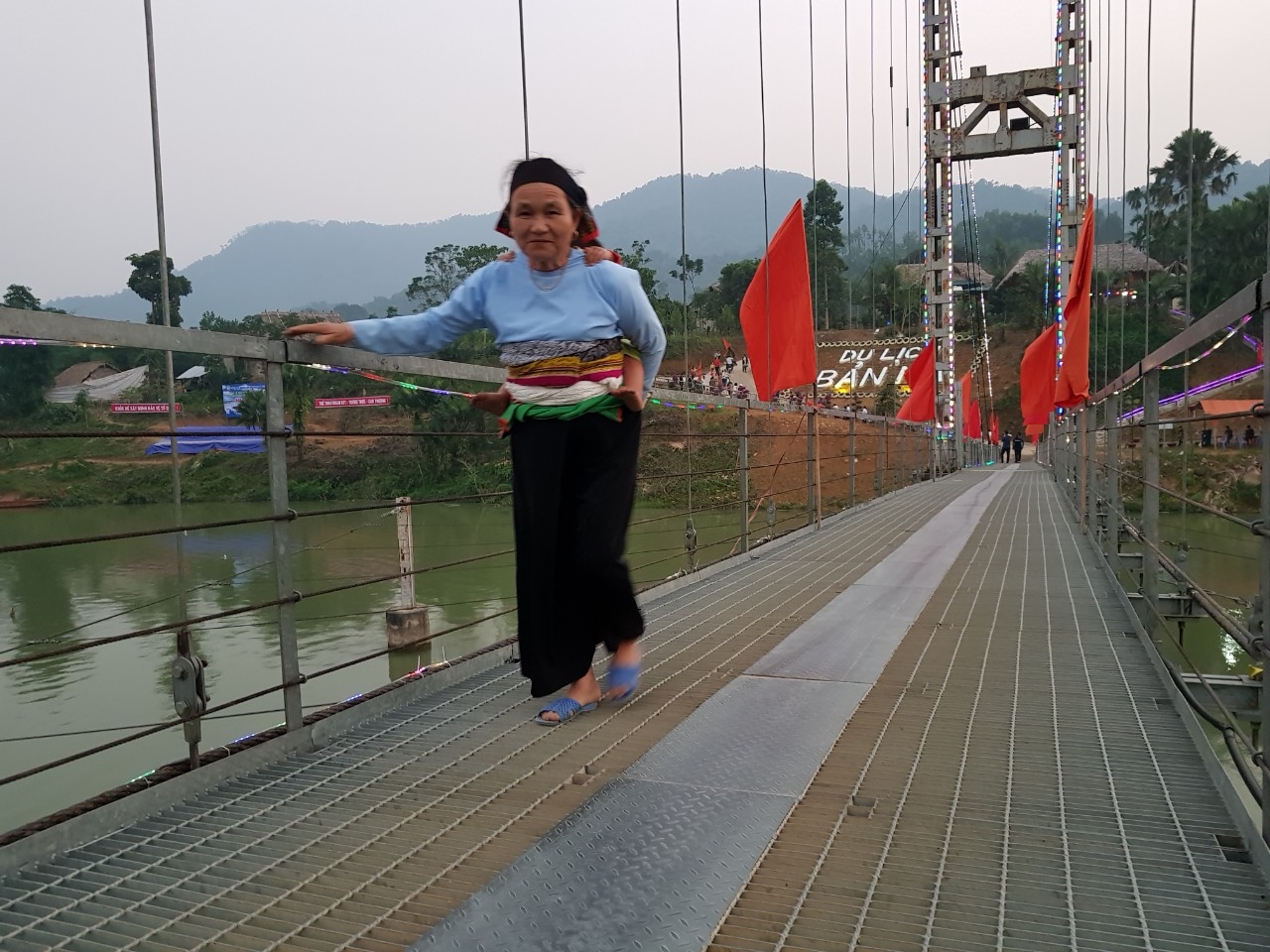 Sau hơn 10 năm triển khai XDNTM, bộ mặt nông thôn, miền núi Thanh Hóa có nhiều thay đổi (Trong ảnh: cây cầu vào bản Mạ huyện Thường Xuân)