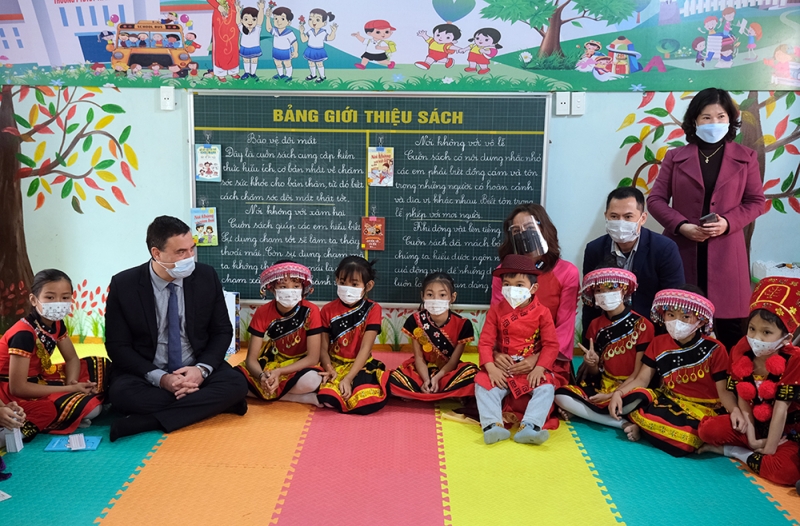 Ngài Nadav Eshcar và Hoa hậu H’Hen Niê cùng các đại biểu thăm quan Thư viện thân thiện trường Phổ thông Dân tộc bán trú Tiểu học xã Minh Sơn.