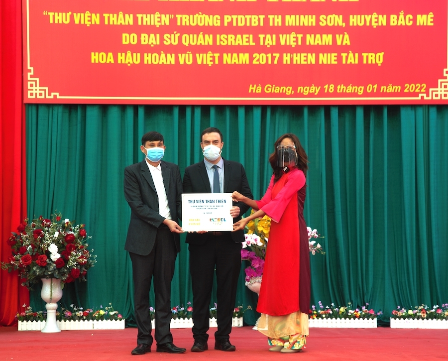 Ngài Nadav Eshcar và Hoa hậu H’Hen Niê trao biển tượng trưng Thư viện thân thiện cho trường Phổ thông Dân tộc bán trú Tiểu học xã Minh Sơn