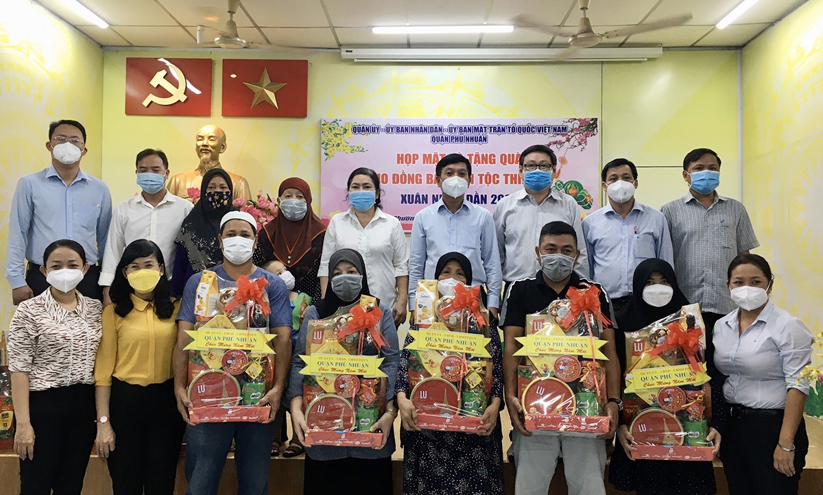 Trao tặng các phần quà Tết cho đồng bào DTTS có hoàn cảnh khó khăn trên địa bàn quận Phú Nhuận