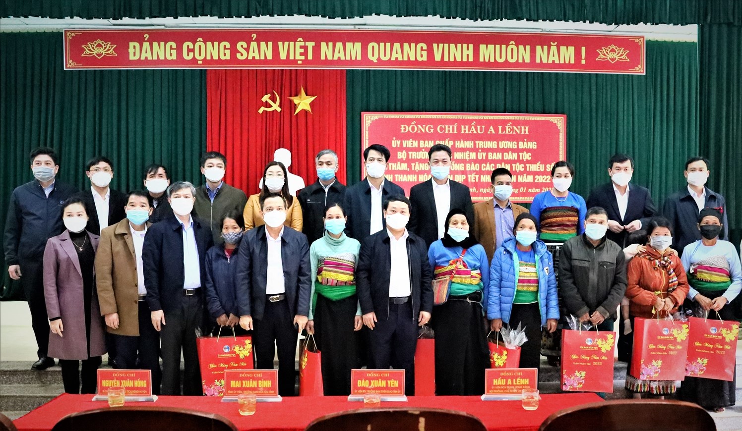 Bộ trưởng, Chủ nhiệm Uỷ ban Dân tộc Hầu A Lềnh chụp ảnh lưu niệm cùng cán bộ và đồng bào DTTS huyện Lạng Chánh