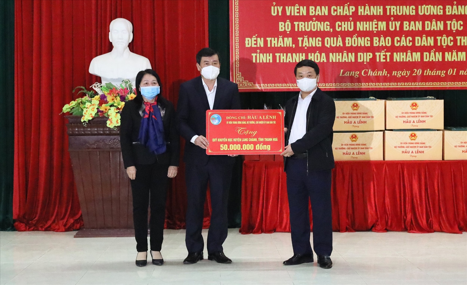 Bộ trưởng, Chủ nhiệm Uỷ ban Dân tộc Hầu A Lềnh tặng 50 triệu đồng cho Quỹ Khuyến học huyện Lang Chánh, tỉnh Thanh Hoá