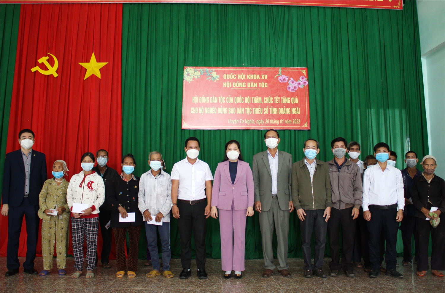 Đoàn công tác Hội đồng Dân tộc của Quốc hội thăm, chúc Tết, tặng quà hộ nghèo DTTS tỉnh Quảng Ngãi. (Ảnh: Nguyễn Trang)
