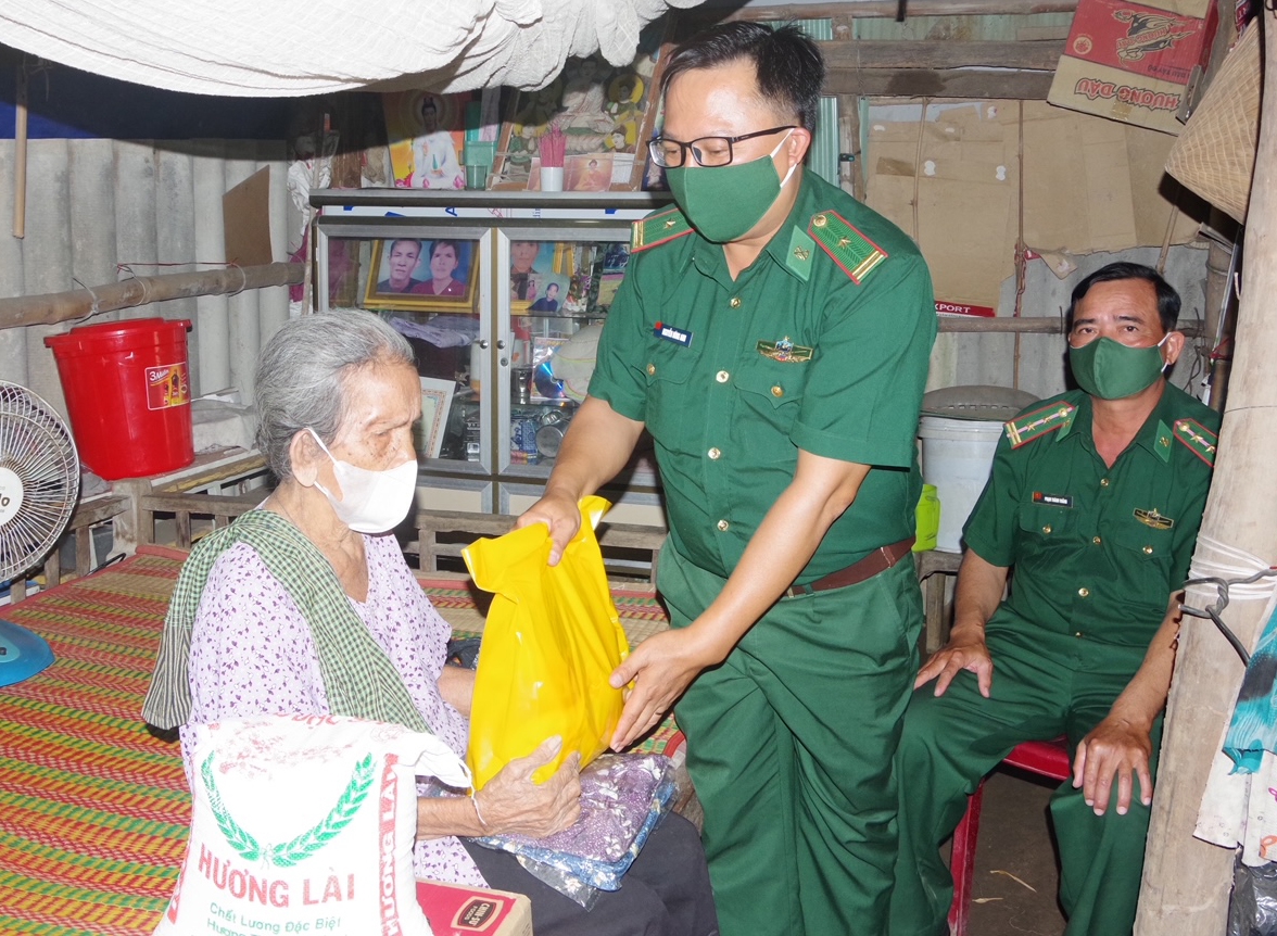 Đồn Biên phòng Vĩnh Hải, đến thăm, tặng quà Tết cho người già neo đơn được đơn vị nhận đỡ đầu