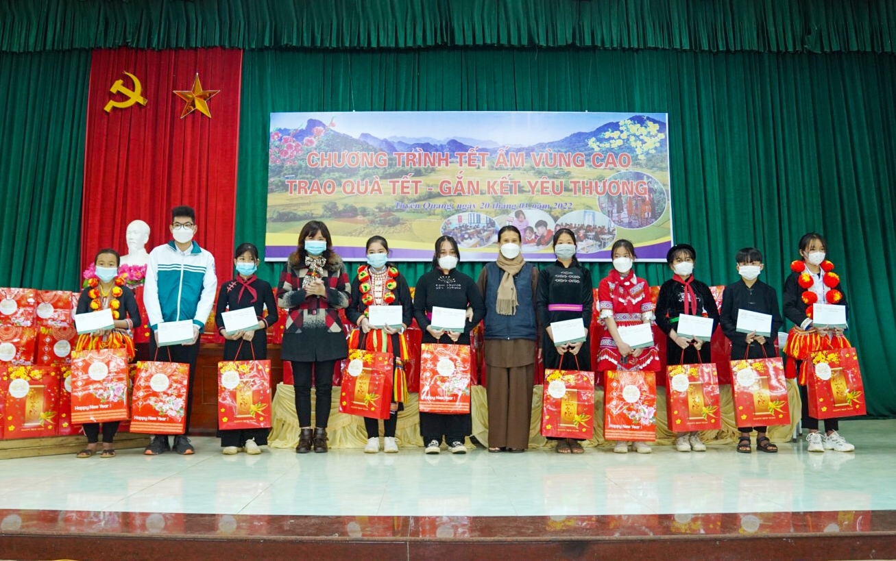 Ban Tổ chức Chương trình tặng quà cho các em học sinh tại tỉnh Tuyên Quang
