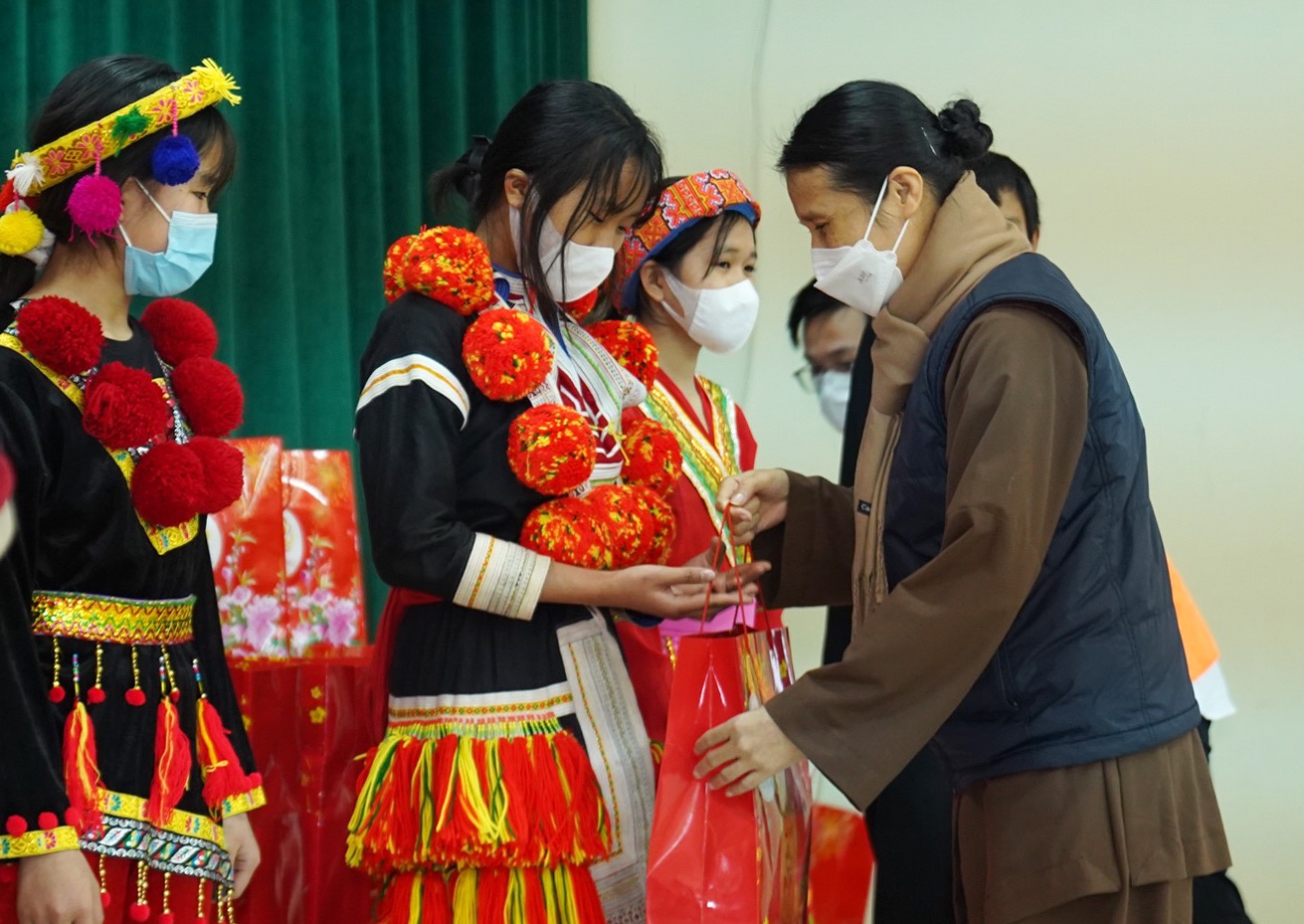 Trên 300 suất quà được trao cho các em học sinh vượt khó học giỏi trên địa bàn huyện Na Hang và Lâm Bình, tỉnh Tuyên Quang 3