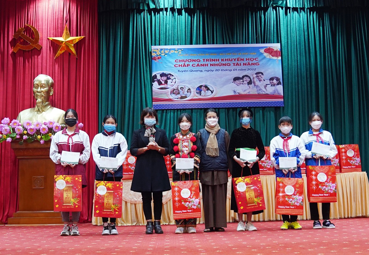 Trên 300 suất quà được trao cho các em học sinh vượt khó học giỏi trên địa bàn huyện Na Hang và Lâm Bình, tỉnh Tuyên Quang 4