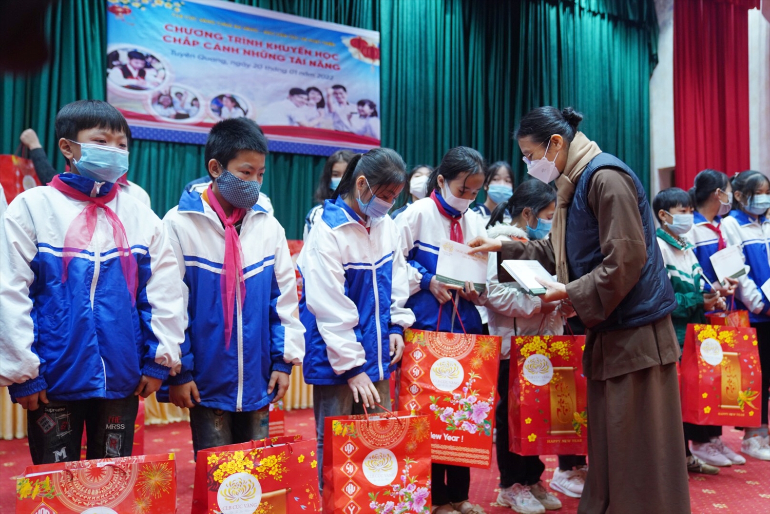Trên 300 suất quà được trao cho các em học sinh vượt khó học giỏi trên địa bàn huyện Na Hang và Lâm Bình, tỉnh Tuyên Quang 5