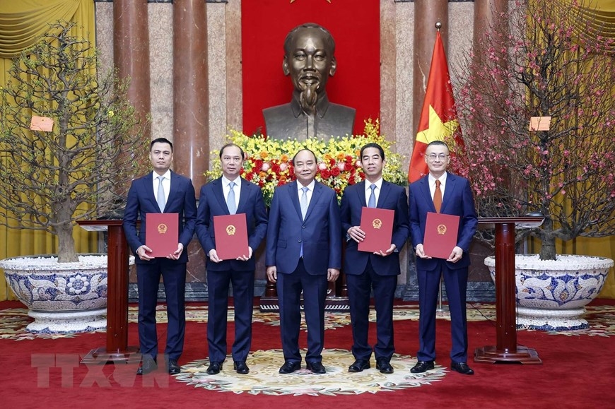 Chủ tịch nước Nguyễn Xuân Phúc trao Quyết định bổ nhiệm cho các Thứ trưởng Ngoại giao. (Ảnh: Thống Nhất/TTXVN)