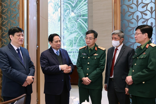 Thủ tướng Phạm Minh Chính trao đổi với các đại biểu dự Hội nghị. Ảnh: VGP/Nhật Bắc