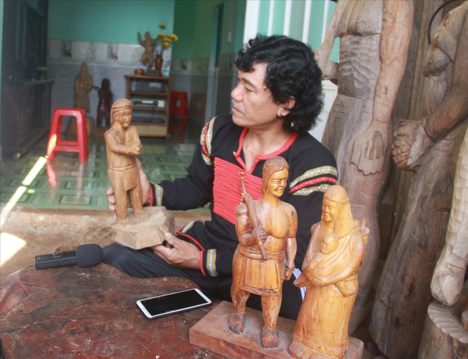 Bức tượng “Thầy cúng” và “Đi thăm rẫy” của nghệ nhân Y Thái đạt giải cao trong các Hội thi tạc tượng