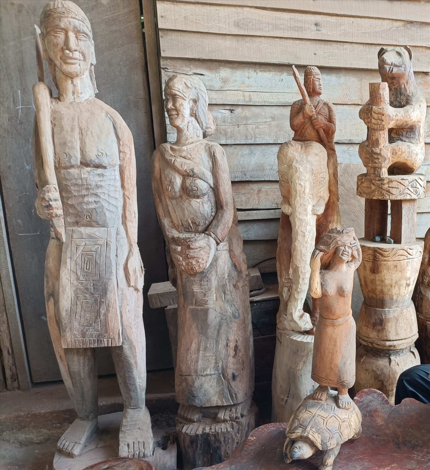 Tượng gỗ của nghệ nhân Y Thái nhiều kích thước khác nhau