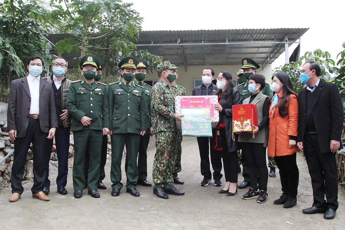 Thứ trưởng, Phó Chủ nhiệm Hoàng Thị Hạnh thăm, tặng quà chốt Biên phòng kiểm soát dịch Covid-19 của Đồn Biên phòng Xín Cái