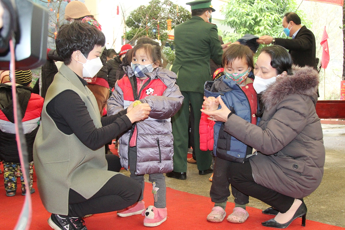 Thứ trưởng, Phó Chủ nhiệm Hoàng Thị Hạnh tặng áo ấm cho các em nhỏ tại Đồn Biên phòng Sơn Vĩ