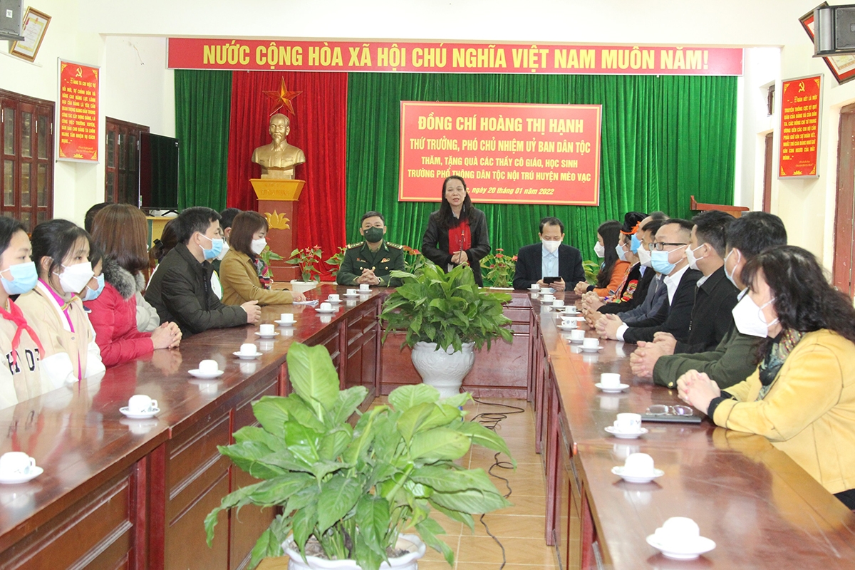 Thứ trưởng, Phó Chủ nhiệm Hoàng Thị Hạnh phát biểu tại Trường Phổ thông DTNT huyện Mèo Vạc