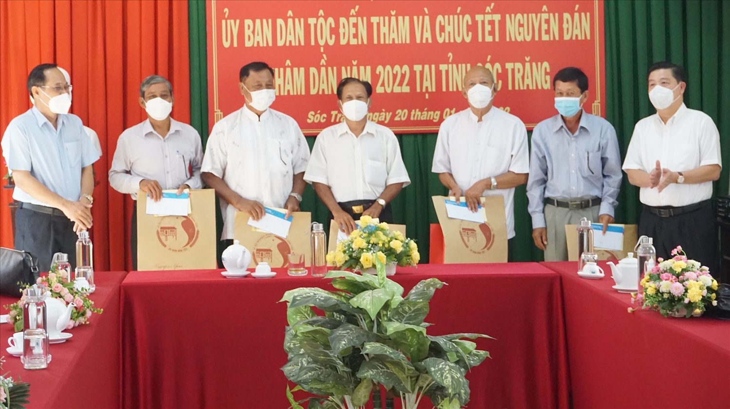 Thứ trưởng, Phó Chủ nhiệm UBDT Lê Sơn Hải trao quà cho Người có uy tín