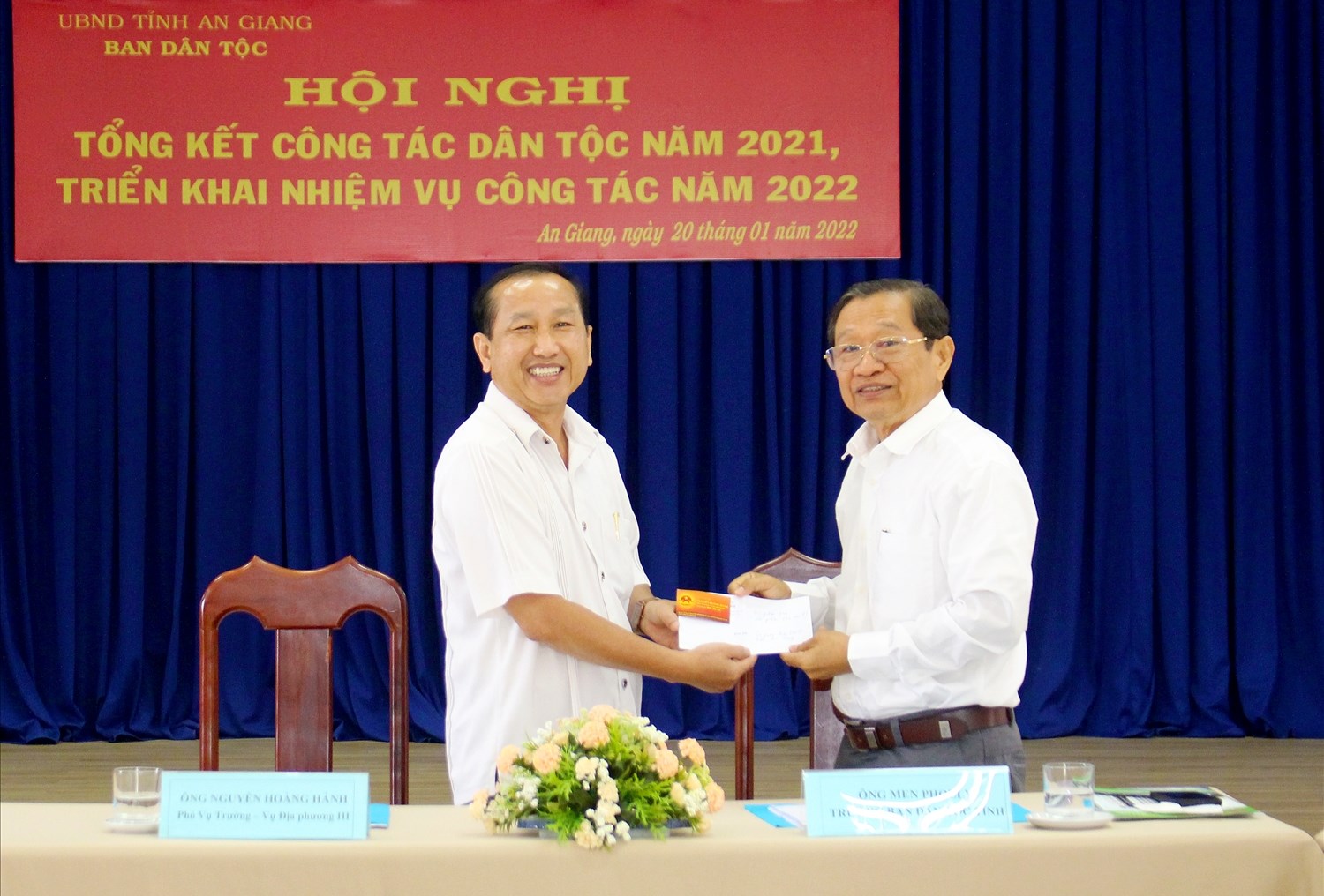Phó Vụ trưởng Vụ Địa phương III Nguyễn Hoàng Hành trao hỗ trợ cho tỉnh An Giang