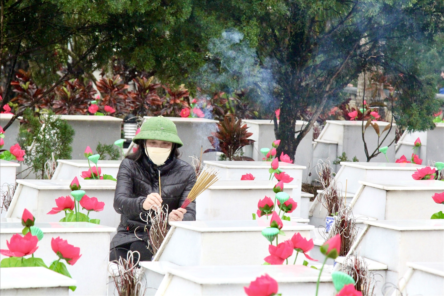 Thứ trưởng, Phó Chủ nhiệm Hoàng Thị Hạnh thắp hương tại Nghĩa trang liệt sĩ Quốc gia Vị Xuyên