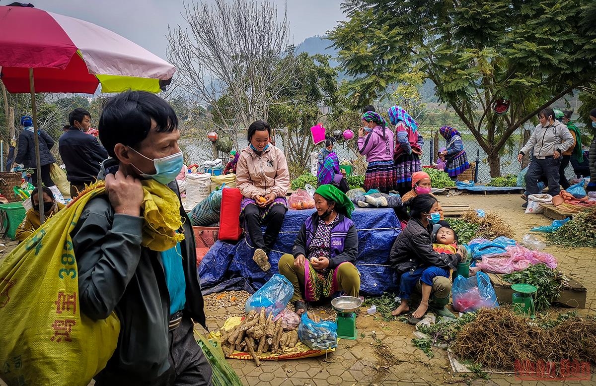Chợ phiên Bắc Hà nằm trên vùng núi nguyên sơ, cách thành phố Lào Cai khoảng 76km. Đây là phiên chợ vùng cao lớn nhất Lào Cai, được mở vào chủ nhật hàng tuần, mang đậm nét văn hóa dân tộc vùng cao Tây Bắc