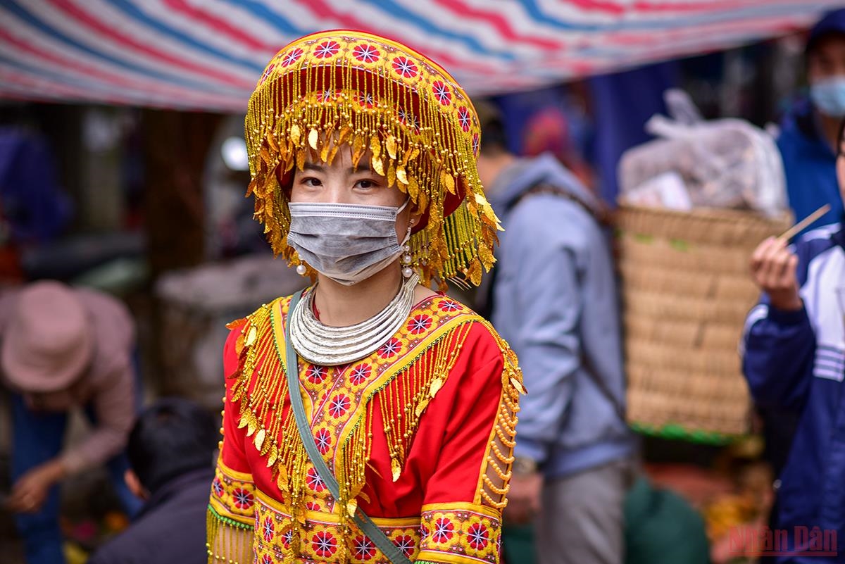 Cô gái dân tộc xúng xính trong bộ quần áo rực rỡ sắc màu tại phiên chợ Bắc Hà