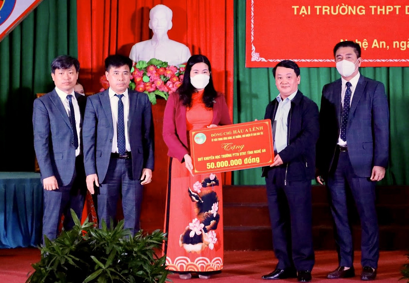 Bộ trưởng, Chủ nhiệm Uỷ ban Dân tộc Hầu A Lềnh tặng 50 triệu đồng cho Quỹ Khuyến học của trường THPT DTNT tỉnh Nghệ An