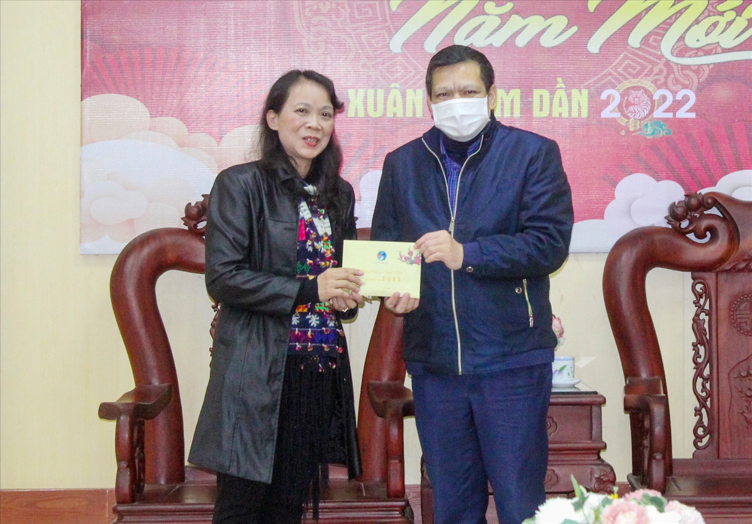 Thứ trưởng, Phó Chủ nhiệm Hoàng Thị Hạnh tặng quà chúc Tết tại UBND huyện Vị Xuyên