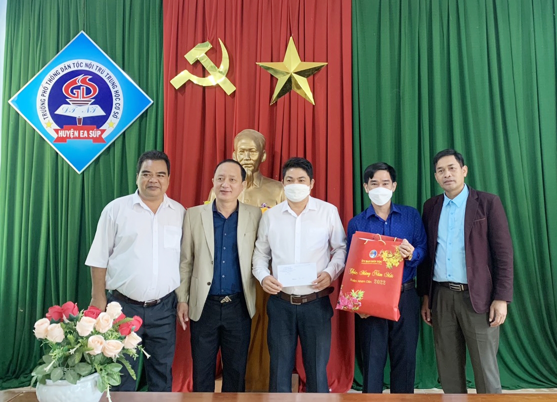 Đoàn trao quà cho Trường PTDT nội trú THCS huyện Ea Súp