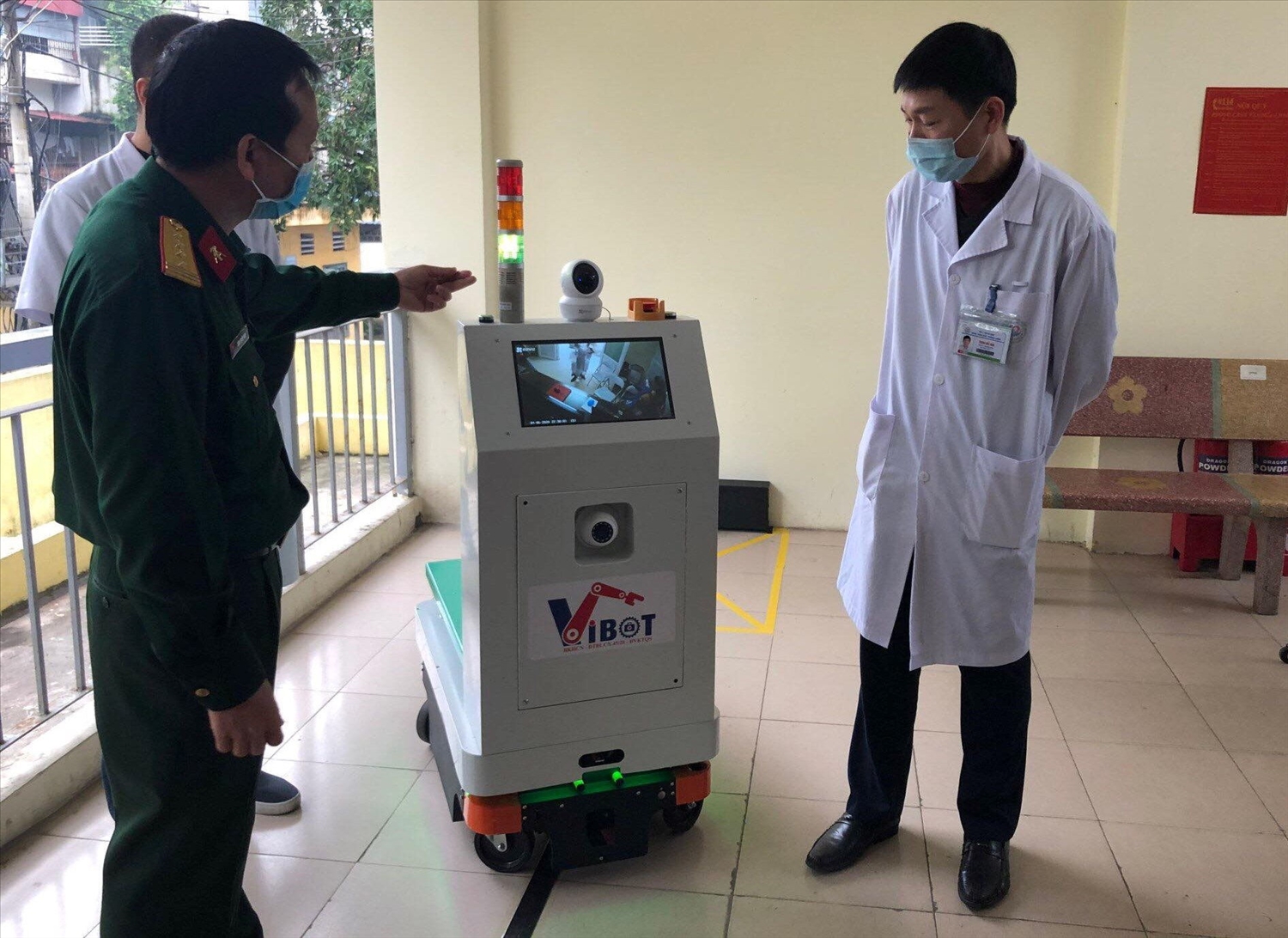 Robot Vibot được nâng cấp và đưa vào ứng dụng chống dịch tại Hà Nam, TPHCM. (Ảnh: Hải Minh)