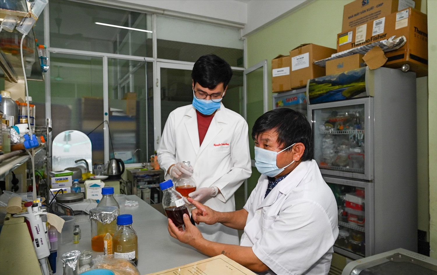 Nhóm nghiên cứu chế phẩm điều trị nCoV tại Viện Hàn lâm Khoa học và Công nghệ Việt Nam. (Ảnh: VAST)