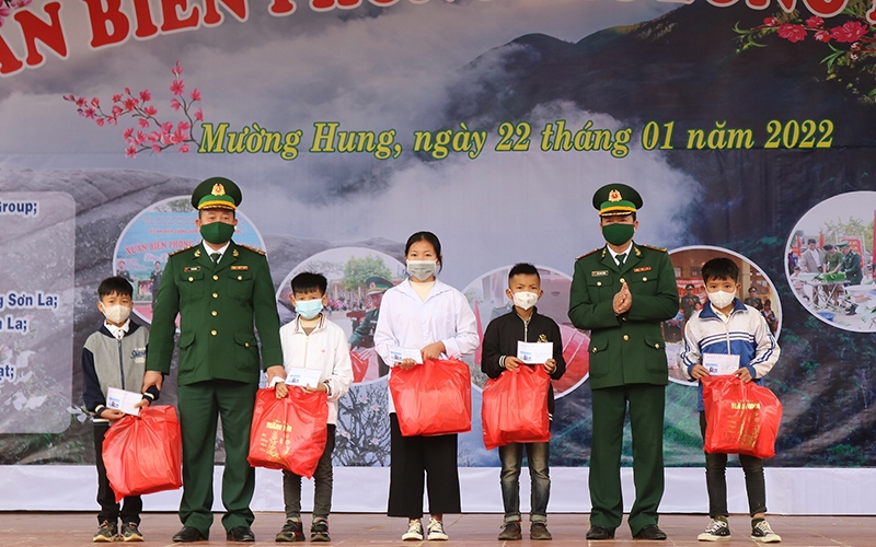 Trao quà và học bổng cho học sinh là con nuôi của Đồn Biên phòng xã Mường Cai