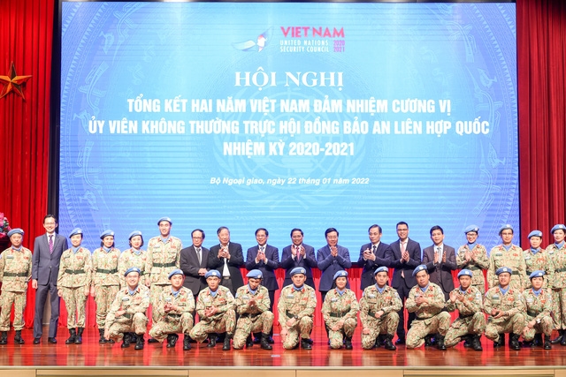 Thủ tướng Phạm Minh Chính và các đại biểu chụp ảnh lưu niệm với đại diện cán bộ, chiến sĩ Việt Nam tham gia Phái bộ gìn giữ hòa bình của Liên Hợp Quốc - Ảnh: VGP/Nhật Bắc